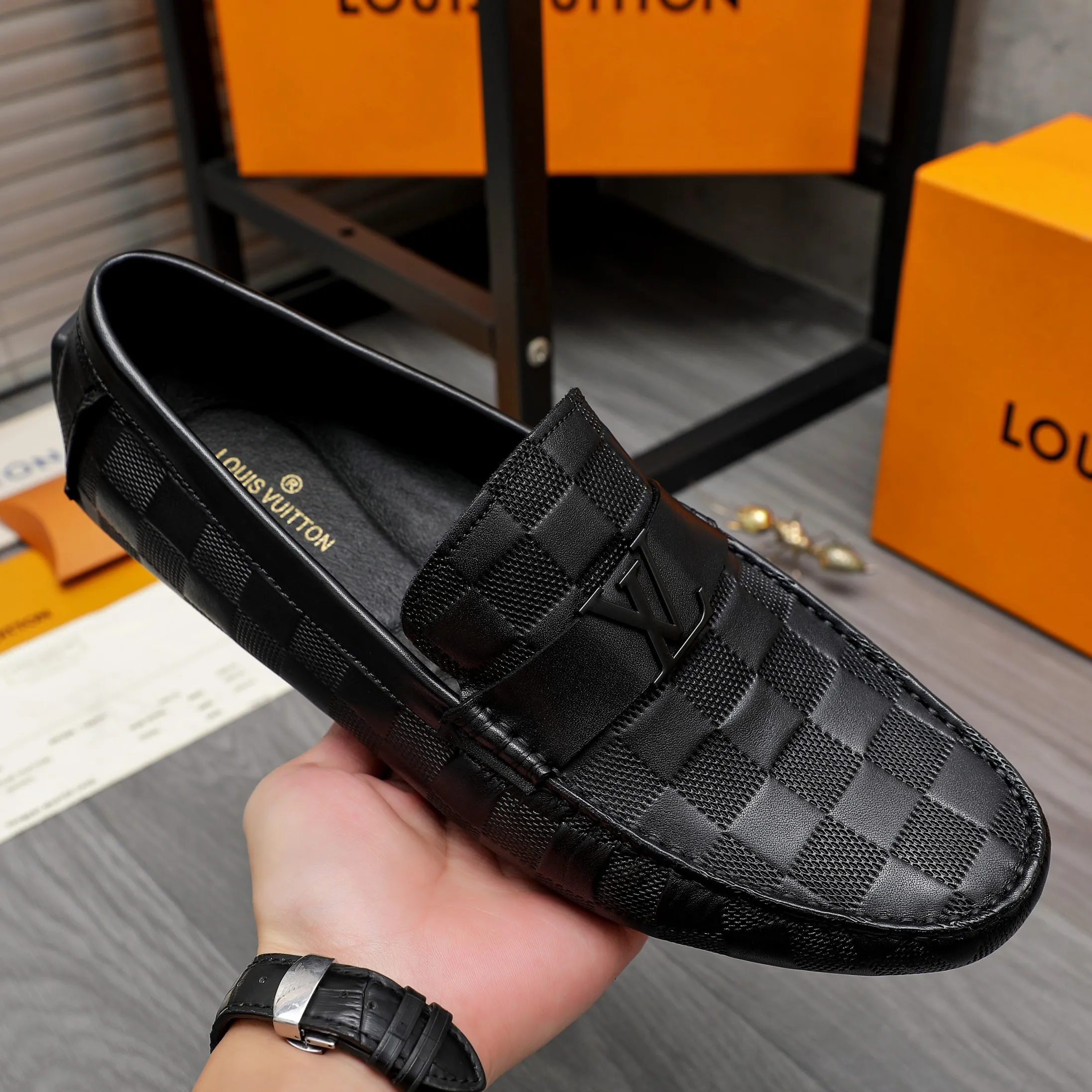 Men's shoes💰400 Product trademark: LV "Louis Vuitton" business slip-on leather shoes Regular size: 38-45 (45 is custom-made and non-returnable) Product materials: Selected high-quality cowhide embossed upper, pigskin lining, rubber outsole